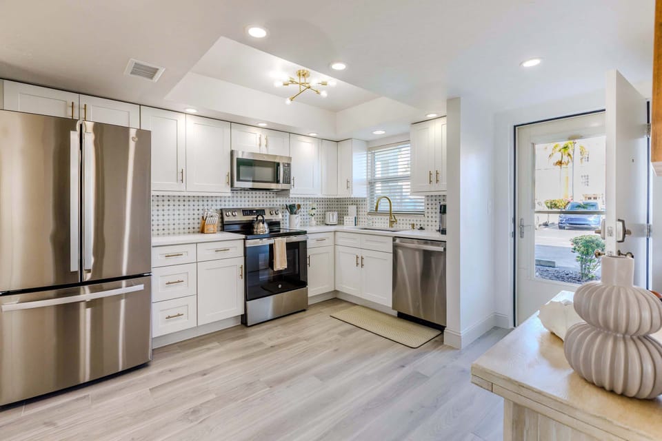 Deluxe Condo, Canal View | Private kitchen | Coffee/tea maker, electric kettle