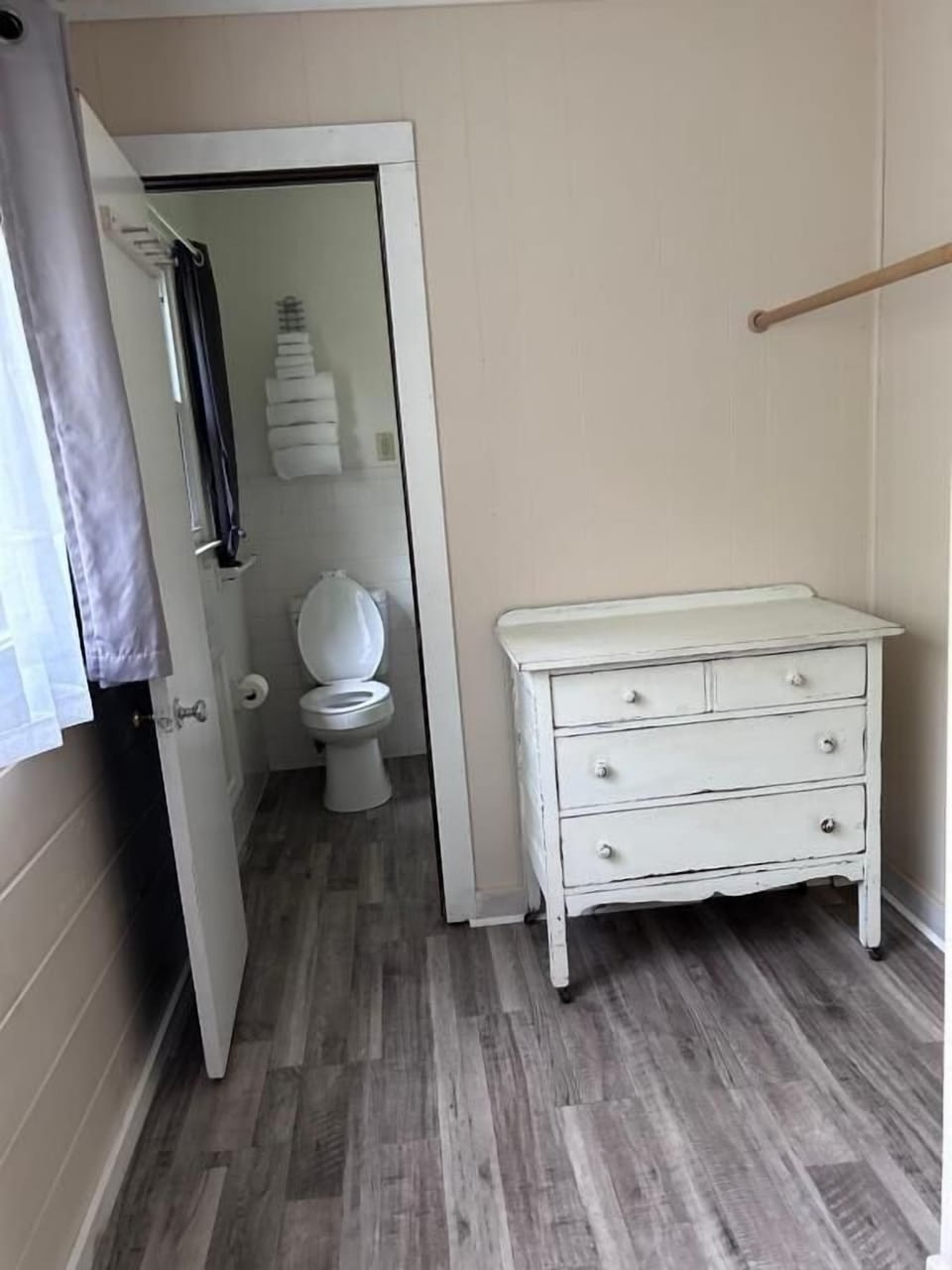 Combined shower/tub, towels, soap, shampoo