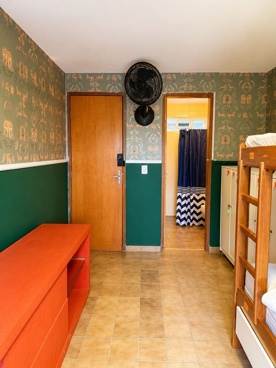 Dormitório masculino compartilhado econômico, vista para a cidade | WiFi (free), bed sheets