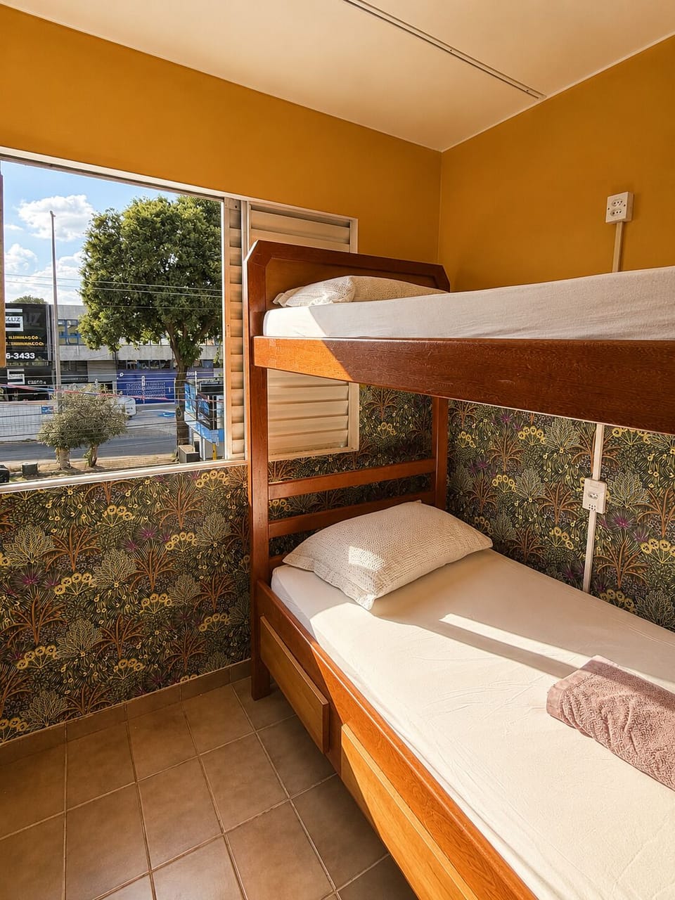 Dormitório femenino compartilhado econômico, vista para a cidade | WiFi (free), bed sheets