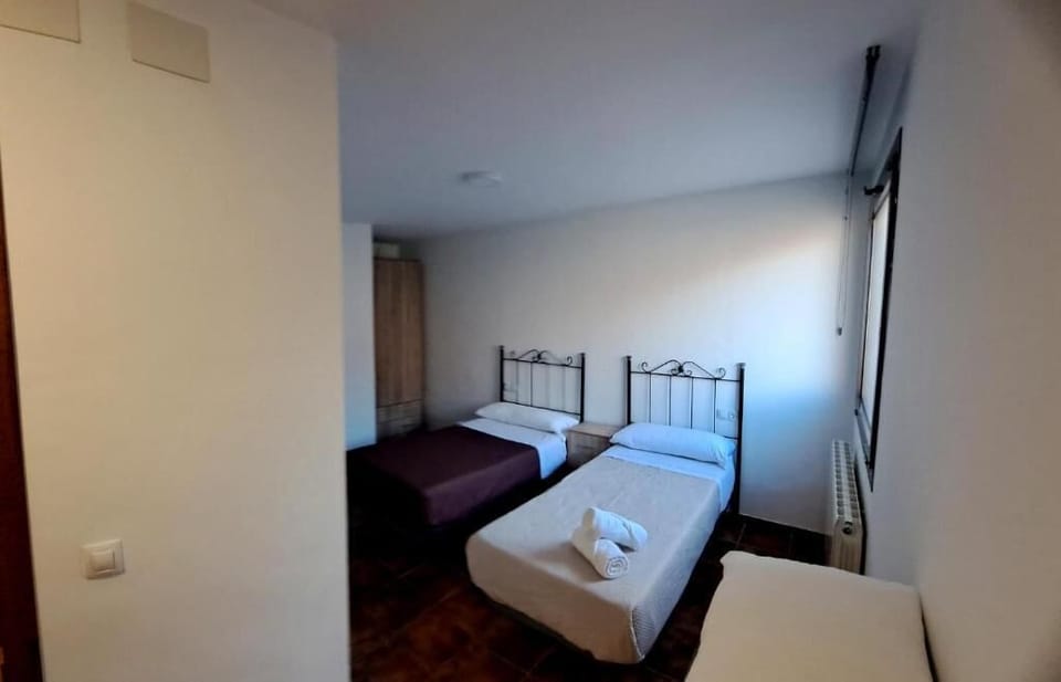 Double Room, 2 Twin Beds | Desk, laptop workspace, blackout drapes, iron/ironing board (on request)
