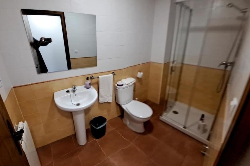 Double Room, 2 Twin Beds | Bathroom | Shower, free toiletries, hair dryer (on request), towels