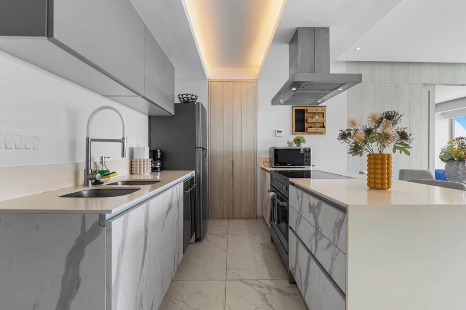 Luxury Apartment, Harbor View | Private kitchen