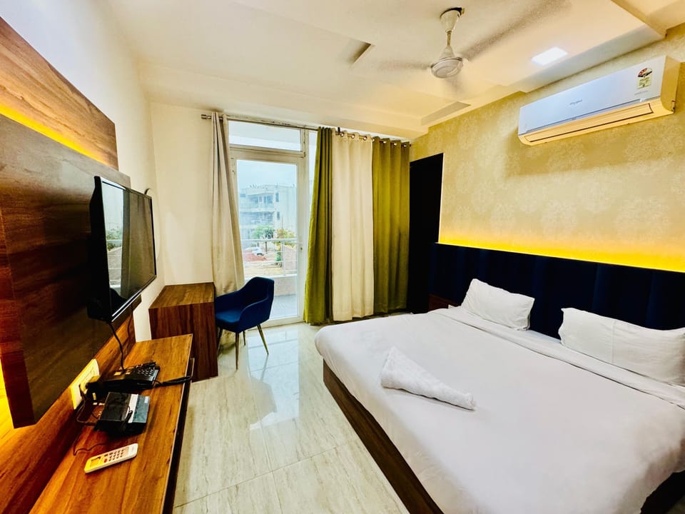 Desk, WiFi (free), bed sheets