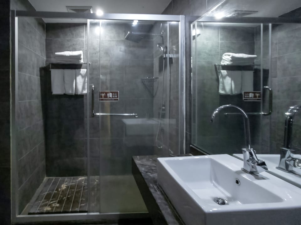 Shower, rainfall showerhead, free toiletries, hair dryer