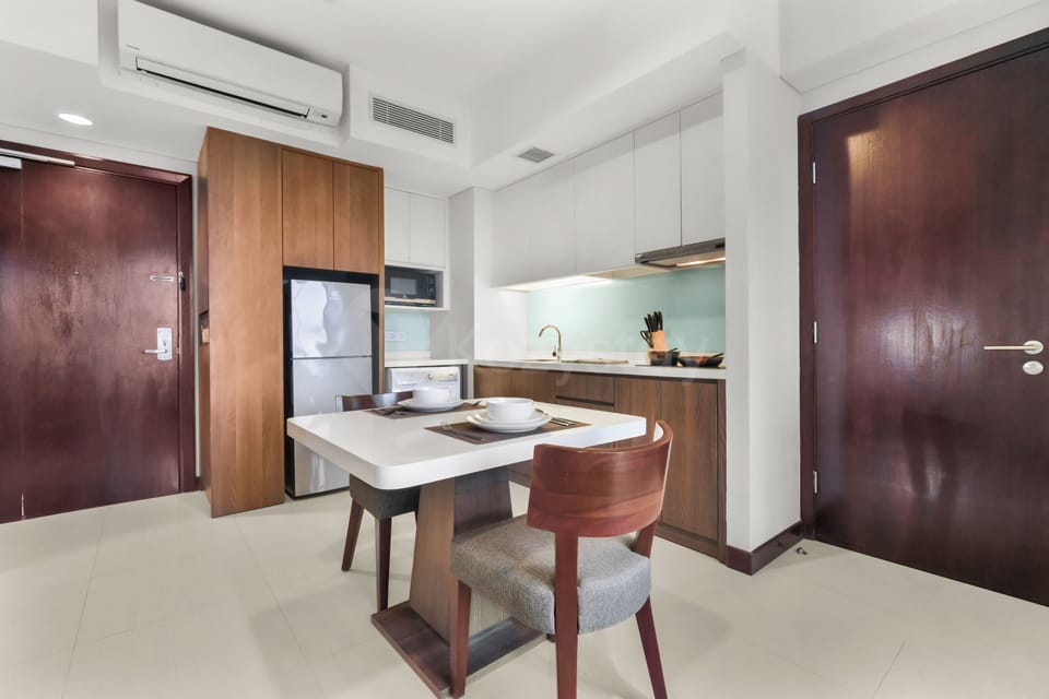Apartment, 1 Bedroom, City View | Private kitchen | Full-size fridge, microwave, stovetop, cookware/dishes/utensils
