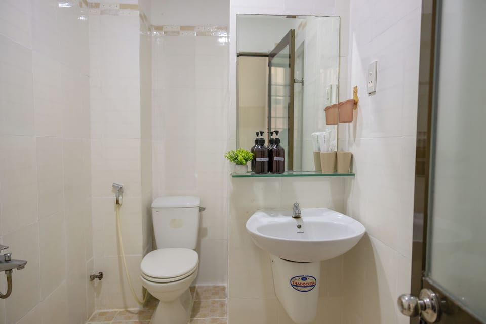 Standard Room | Bathroom | Shower, rainfall showerhead, designer toiletries, hair dryer