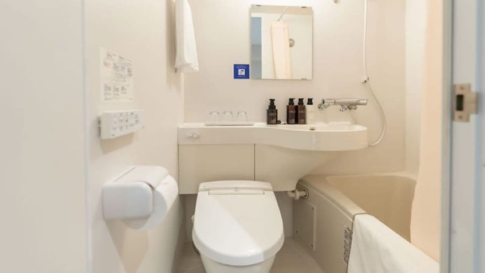 Double Room | Bathroom | Free toiletries, hair dryer, slippers, towels