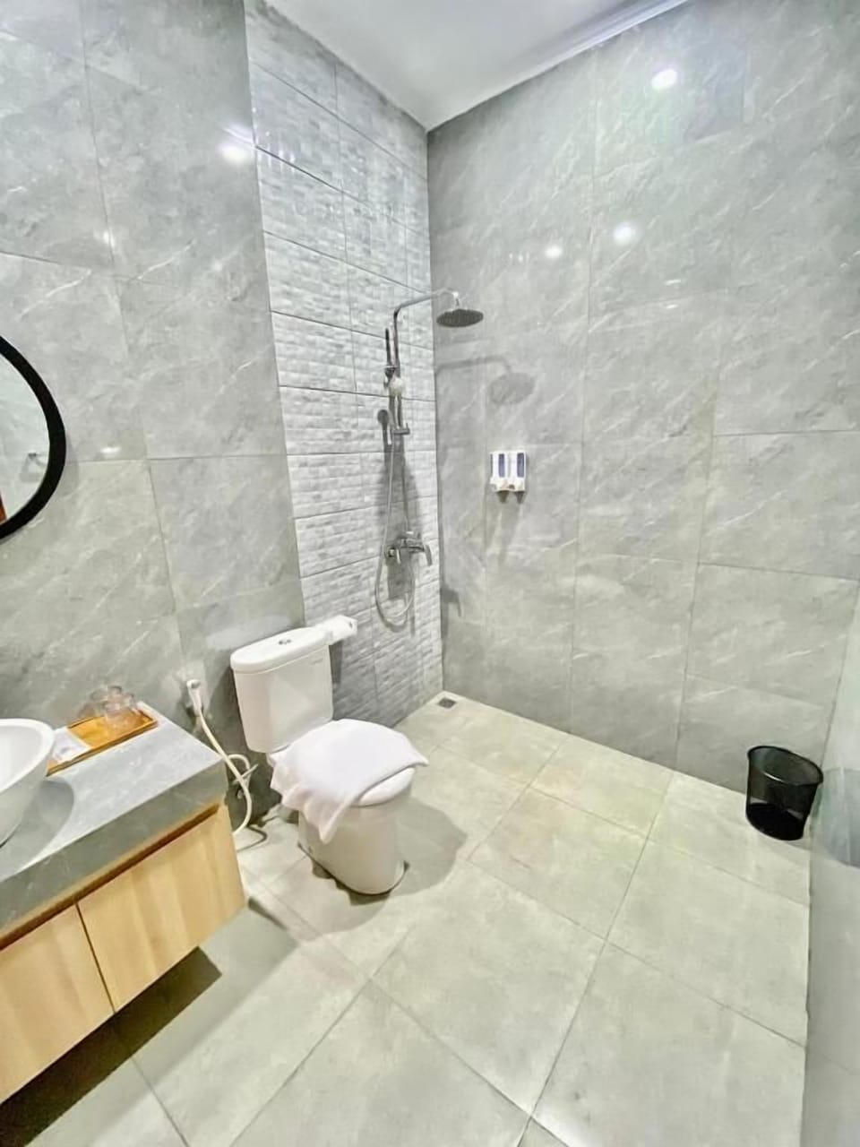 Deluxe Queen Room, Balcony, Pool View | Bathroom | Shower, rainfall showerhead, free toiletries, hair dryer