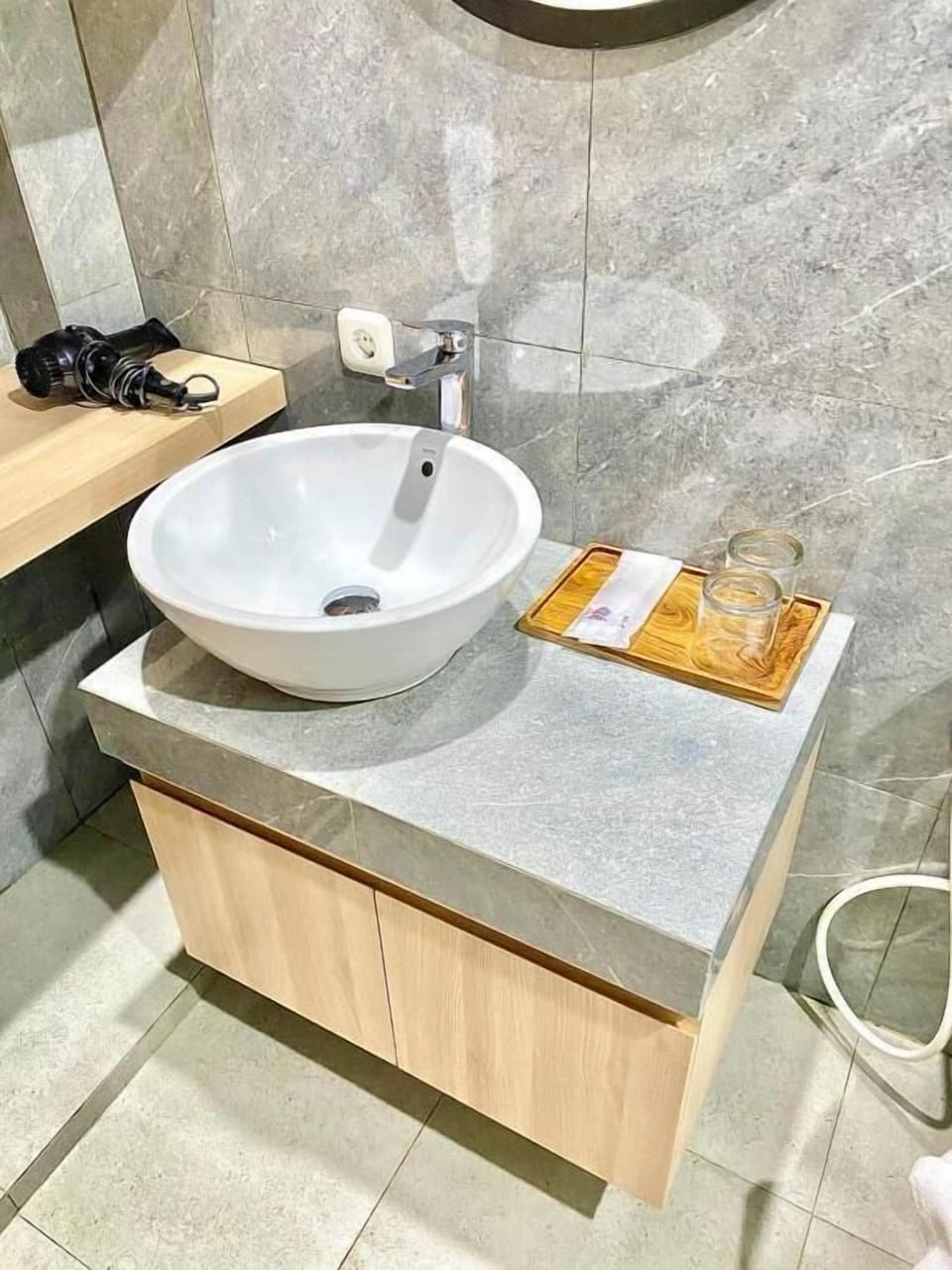 Deluxe Queen Room, Balcony, Pool View | Bathroom | Shower, rainfall showerhead, free toiletries, hair dryer