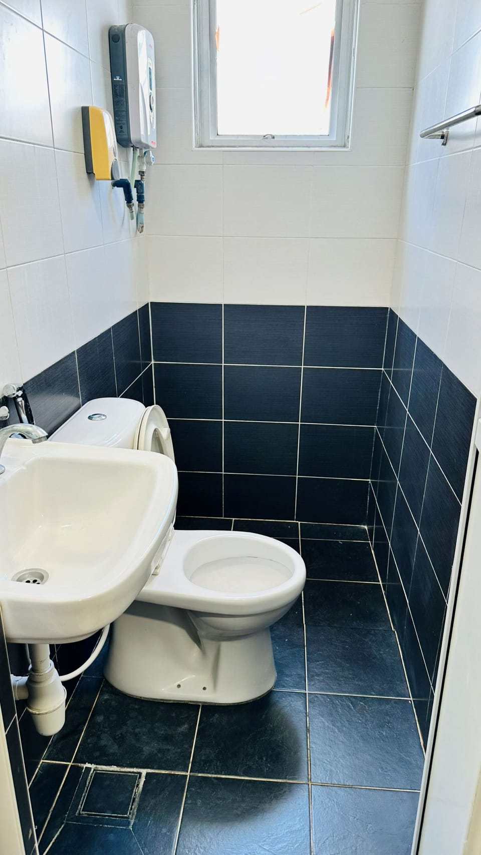 Shower, towels, shampoo