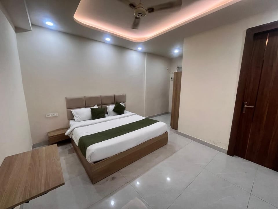 Deluxe Double or Twin Room, City View | Desk, laptop workspace, iron/ironing board, WiFi (free)