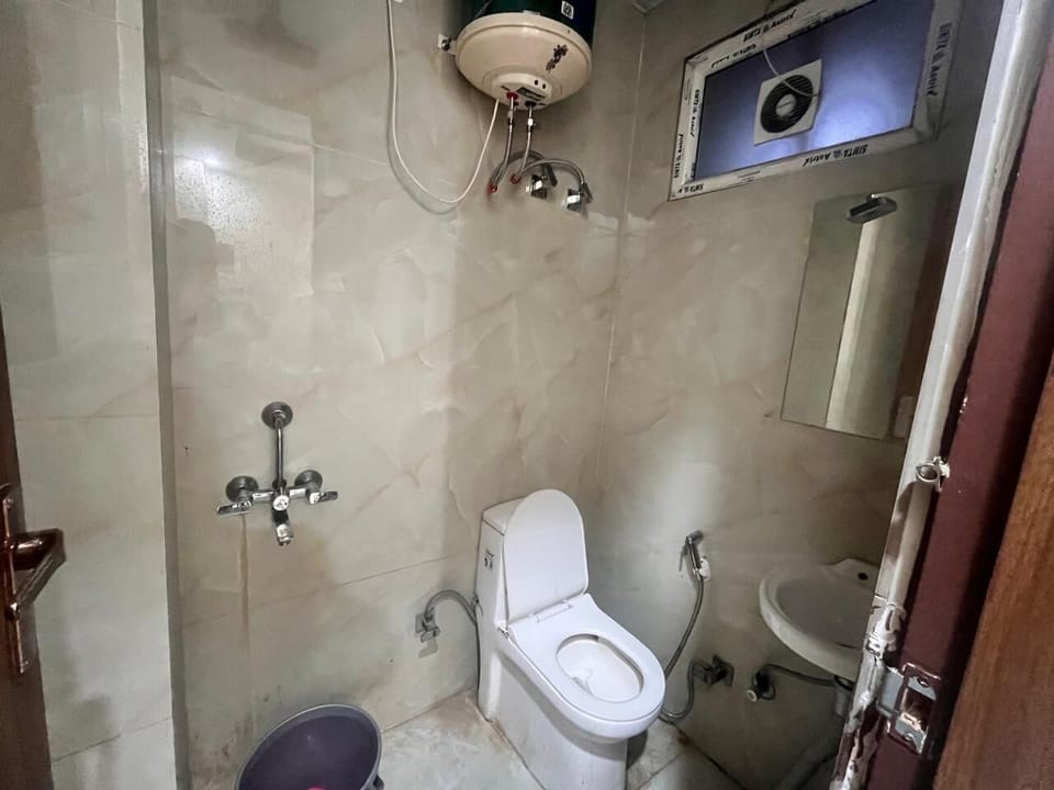 Deluxe Double or Twin Room, City View | Bathroom | Shower, free toiletries, slippers, towels