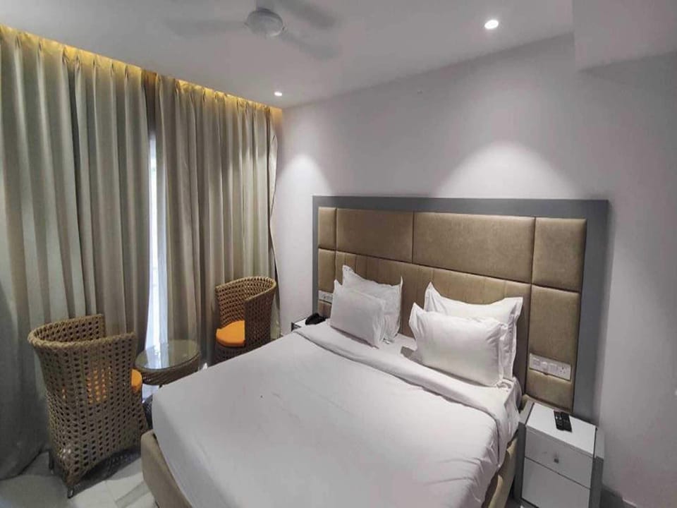 Desk, WiFi (free), bed sheets