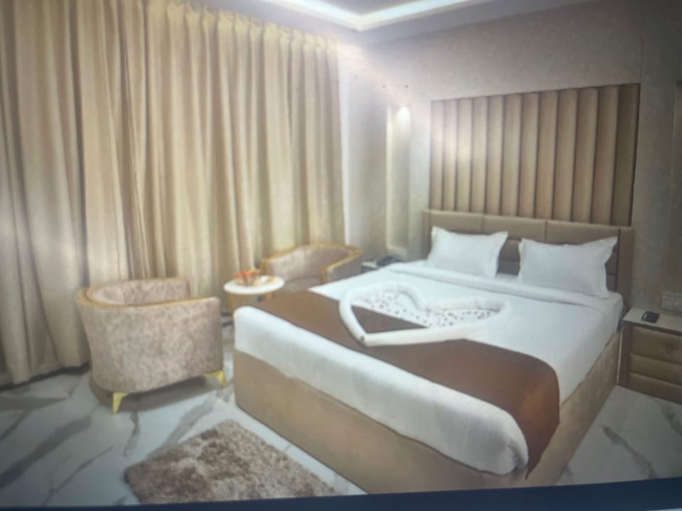 Luxury Studio Suite, Valley View | Desk, WiFi (free), bed sheets