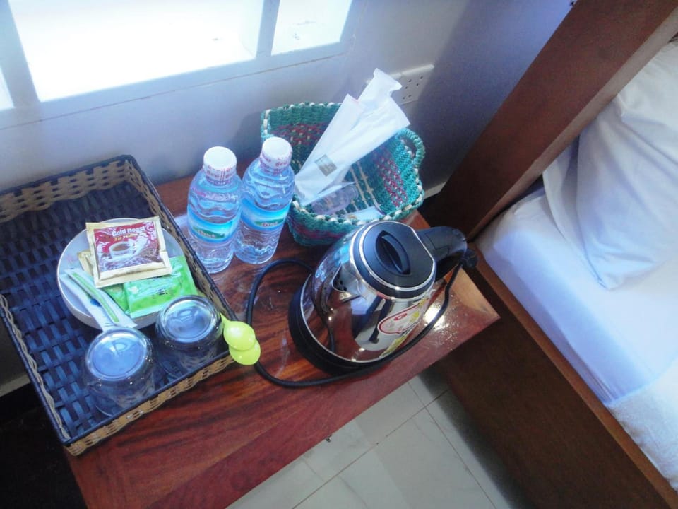 Minibar, desk, WiFi (free)