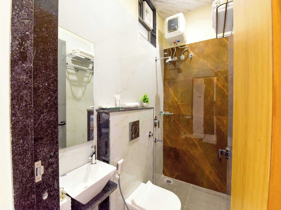 Superior Twin Room | Bathroom | Shower, free toiletries, towels, soap