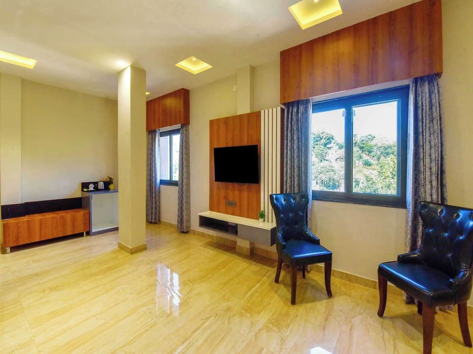 Superior Twin Room | Living area | 32-inch flat-screen TV with cable channels