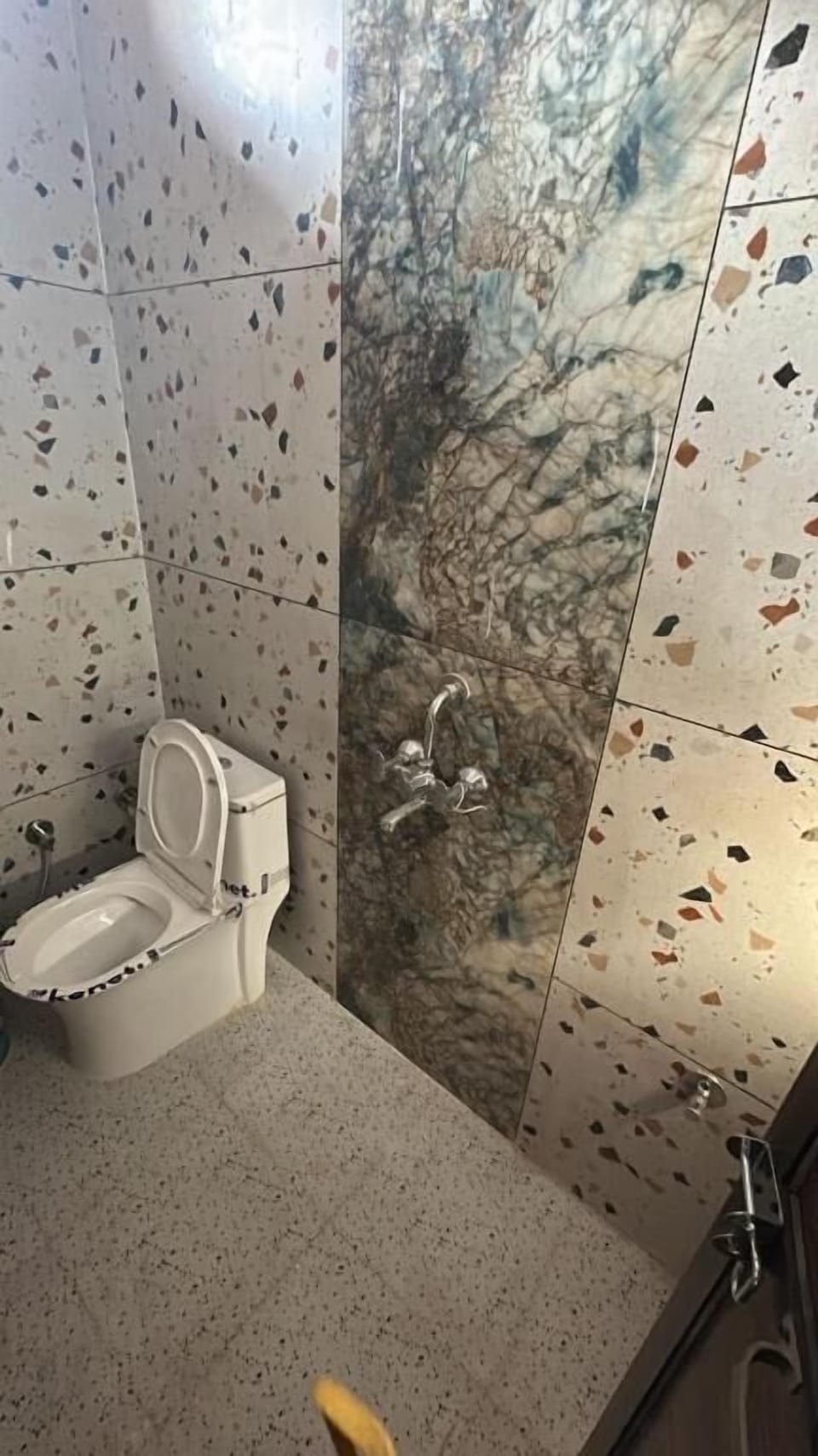Basic Twin Room, Balcony | Bathroom