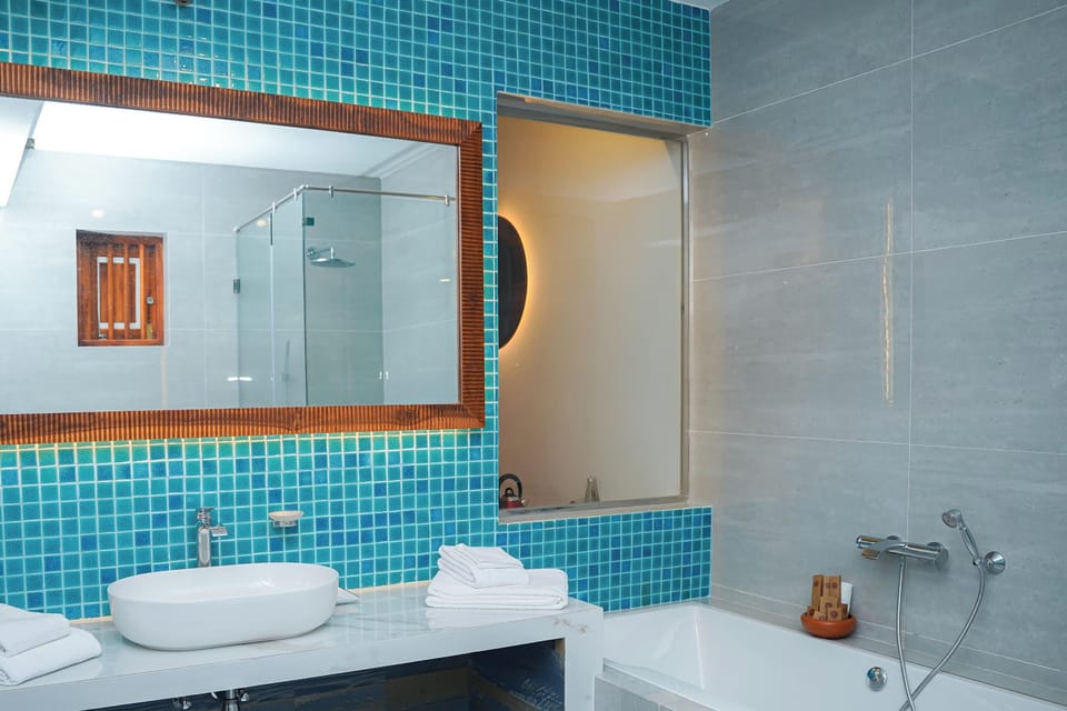 Luxury Suite, Sea View | Bathroom | Combined shower/tub, free toiletries, hair dryer, towels