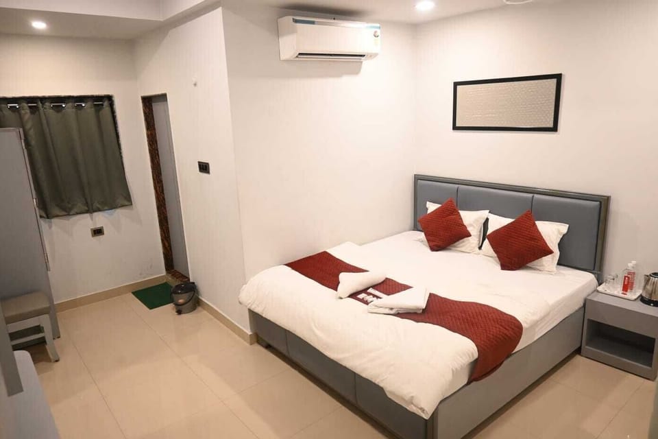 Premium Room, City View | Desk, WiFi (free)