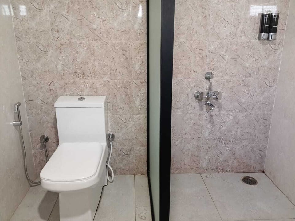 Executive Room | Bathroom | Shower, slippers, towels, soap