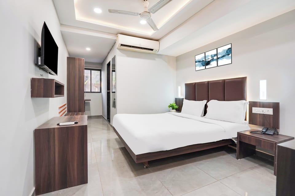 Desk, WiFi (free), bed sheets
