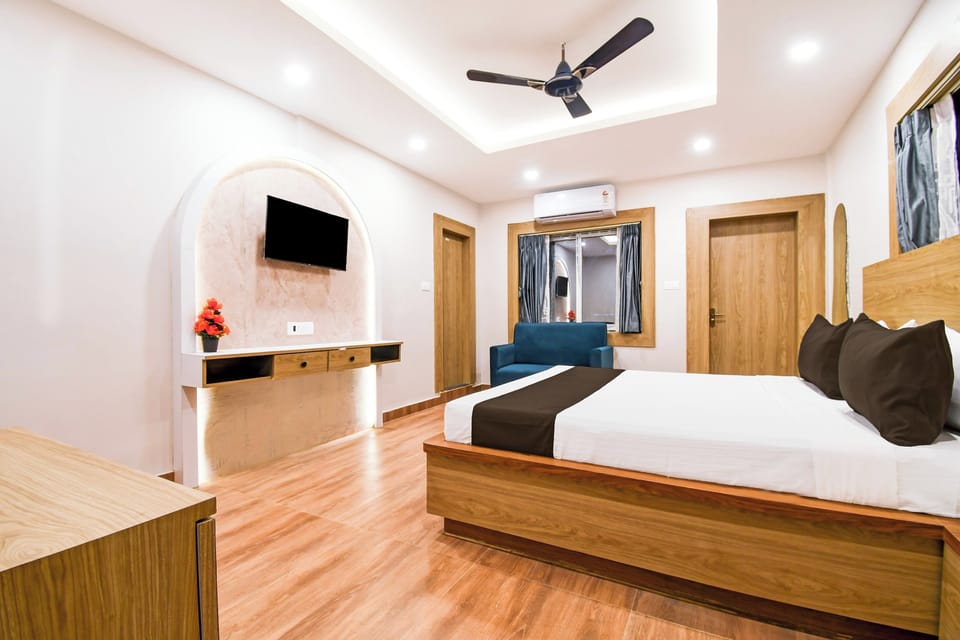 Desk, WiFi (free), bed sheets