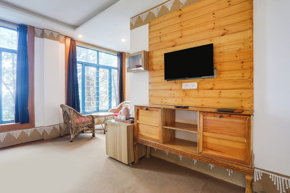 Deluxe Double or Twin Room | Living area | 32-inch flat-screen TV with cable channels