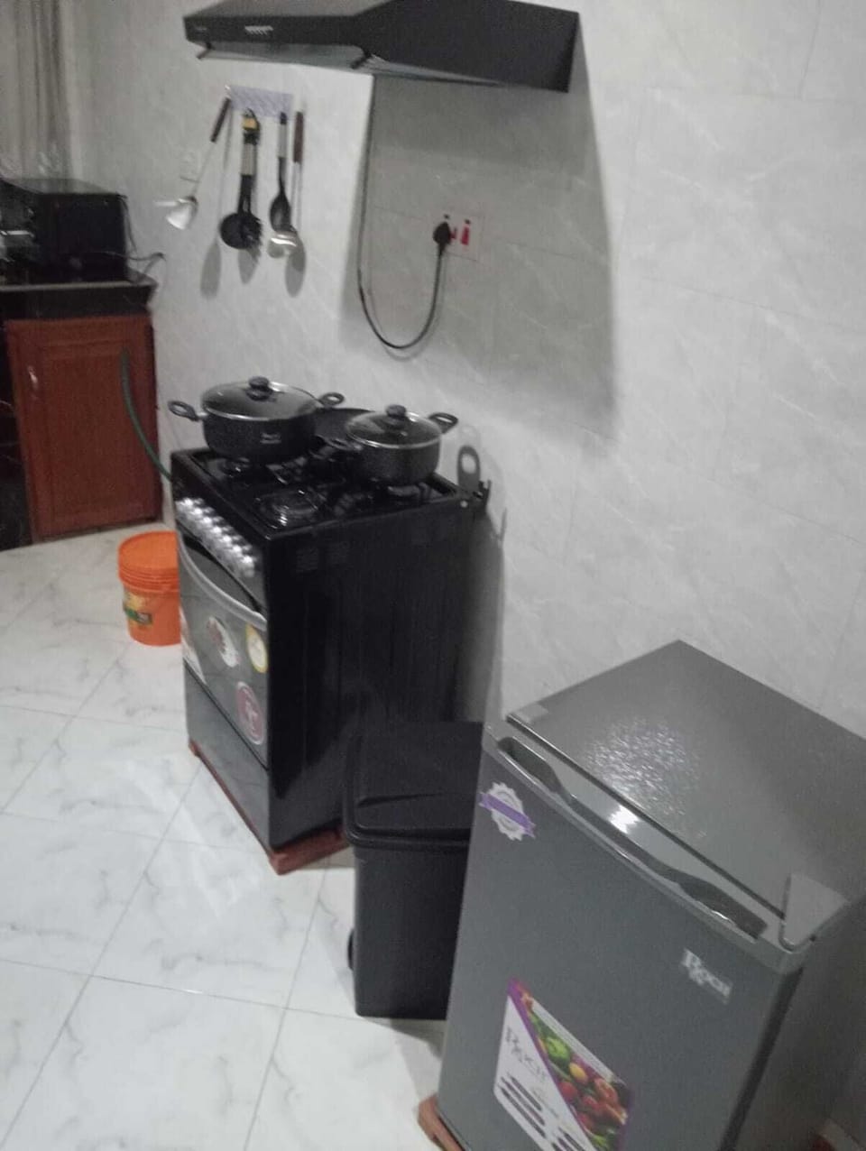 Microwave, oven, dishwasher, cookware/dishes/utensils