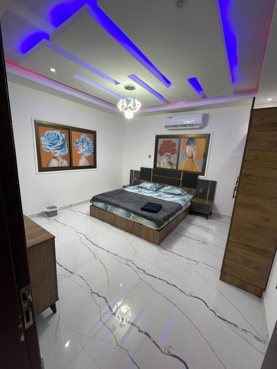 Standard Room, 1 Queen Bed, Private Bathroom | Bathroom | Shower, slippers, towels, soap