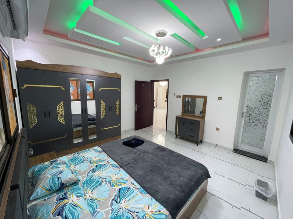 Standard Room, 1 Queen Bed, Private Bathroom | Iron/ironing board (on request), WiFi (free)