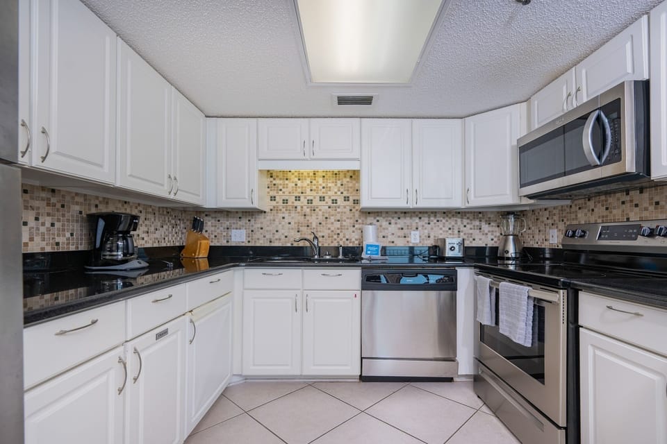 Condo, 1 Bedroom | Private kitchen | Coffee/tea maker, fridge, oven