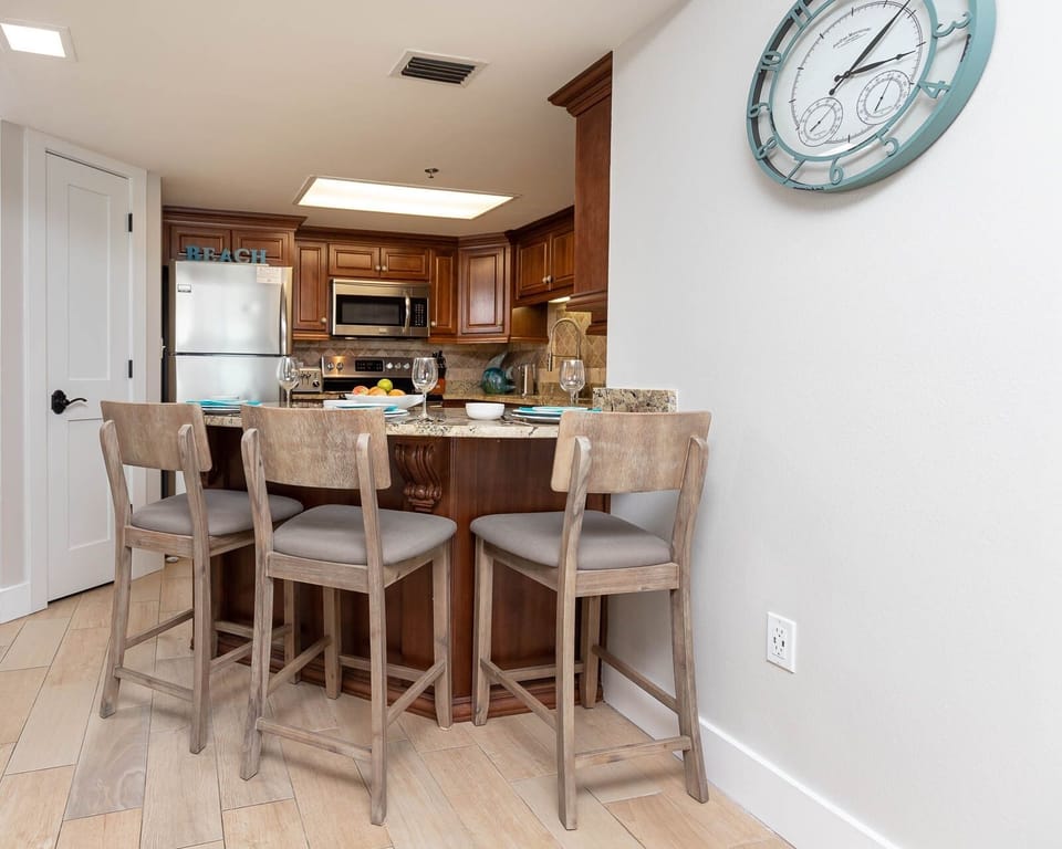 Condo, 2 Bedrooms | Dining