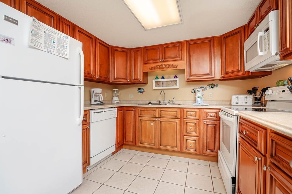 Condo, 1 Bedroom | Private kitchen | Coffee/tea maker, fridge, oven
