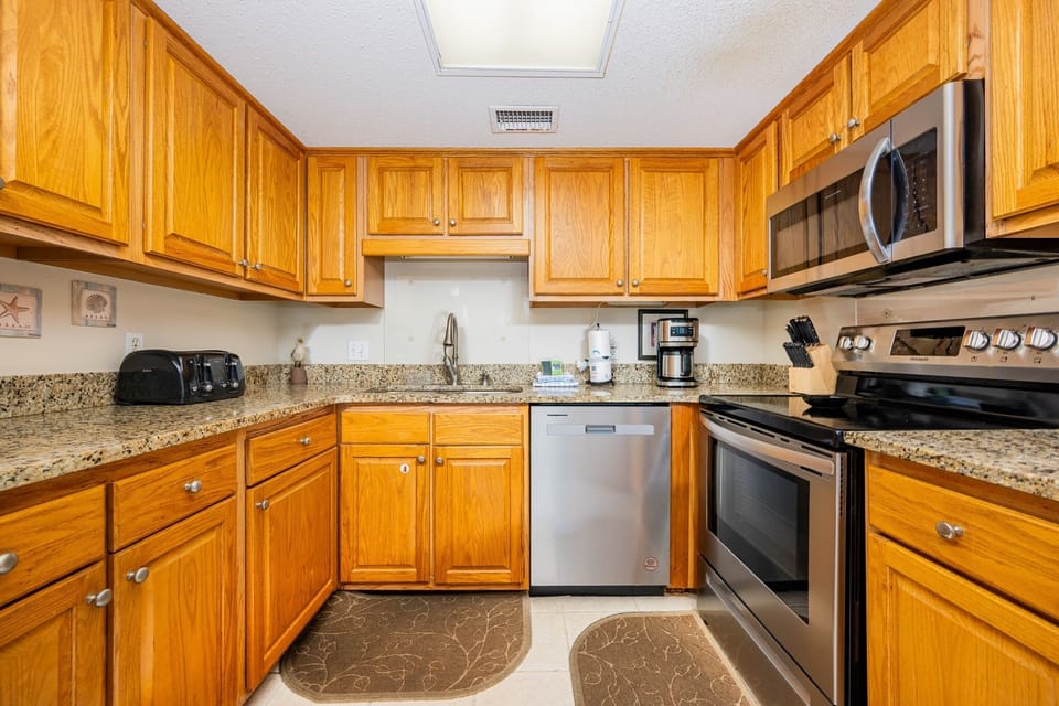 Condo, 1 Bedroom | Private kitchen | Coffee/tea maker, fridge, oven