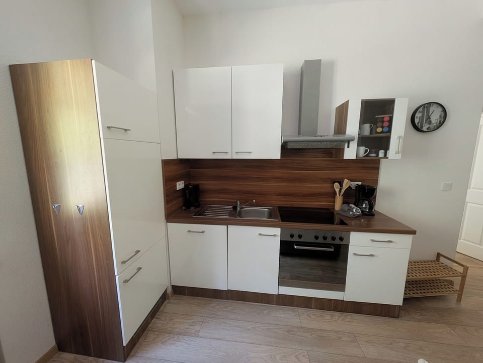 Coffee/tea maker, full-size fridge, microwave, oven
