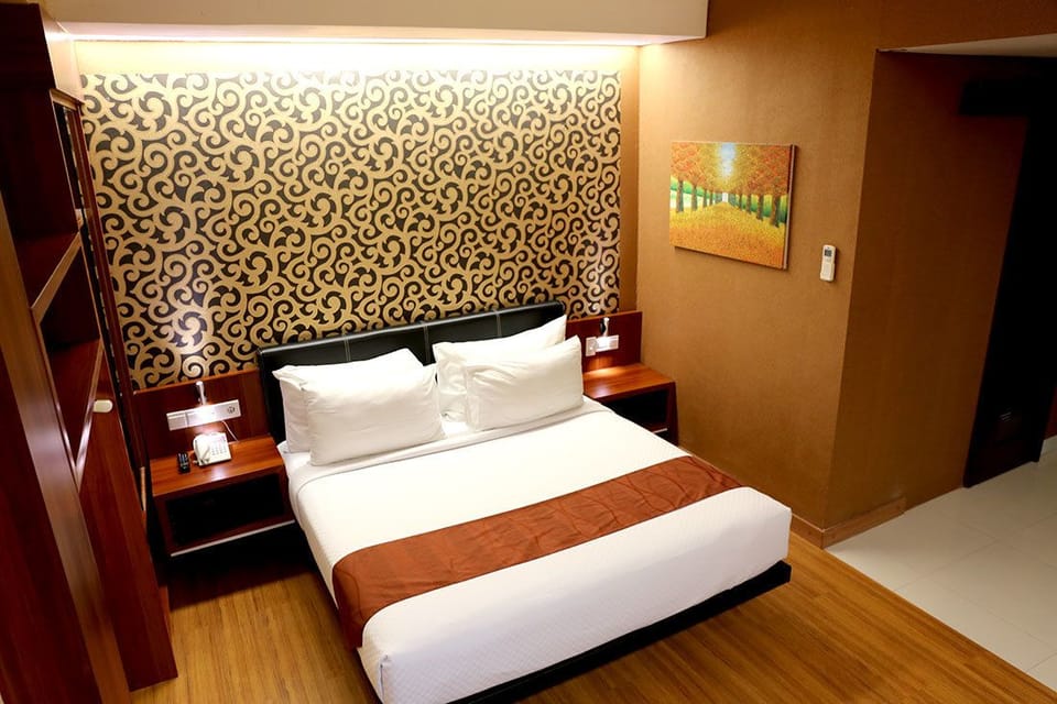 Platinum King | Desk, free WiFi