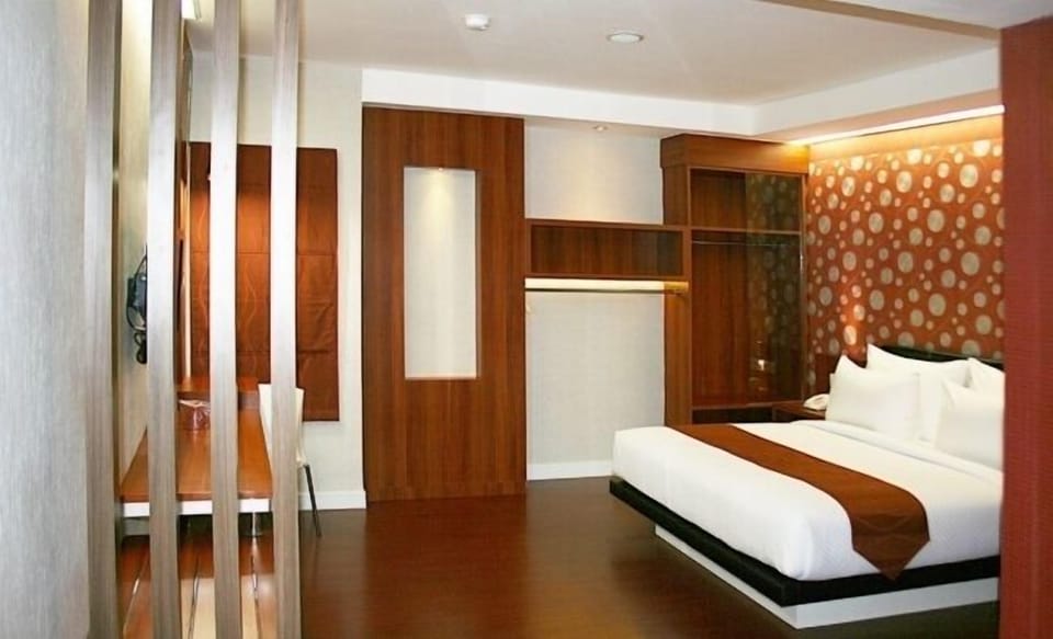 Platinum King | Desk, free WiFi