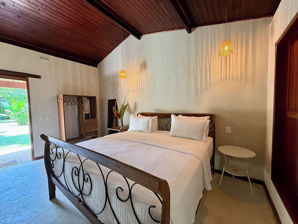 Minibar, in-room safe, blackout drapes, WiFi (free)
