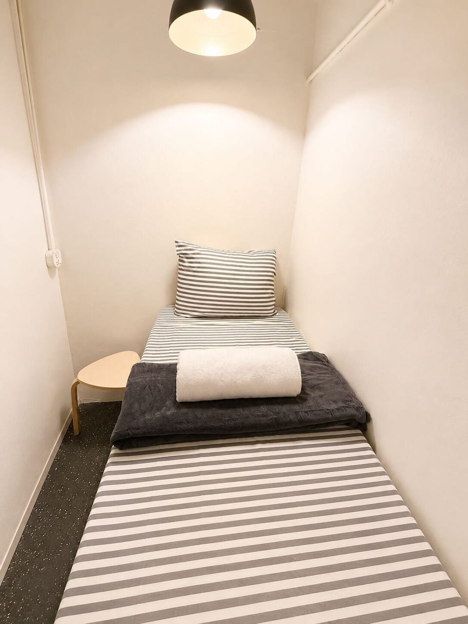 SINGLE COZY SLEEPER CABIN Shared Bathroom | Premium bedding, memory foam beds, WiFi (free), bed sheets