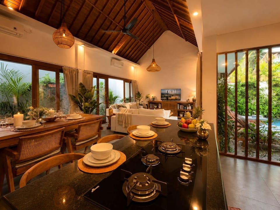 Superior Villa, Pool View | Dining