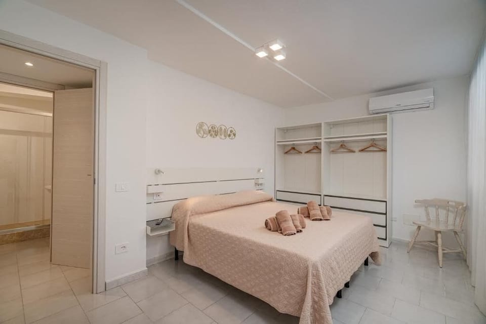 Comfort Triple Room | Blackout drapes, iron/ironing board (on request), WiFi (free)
