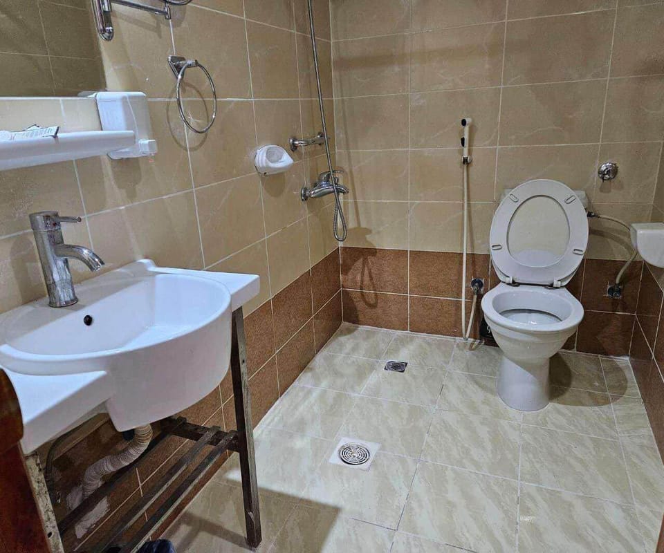 Combined shower/tub, free toiletries, towels, soap