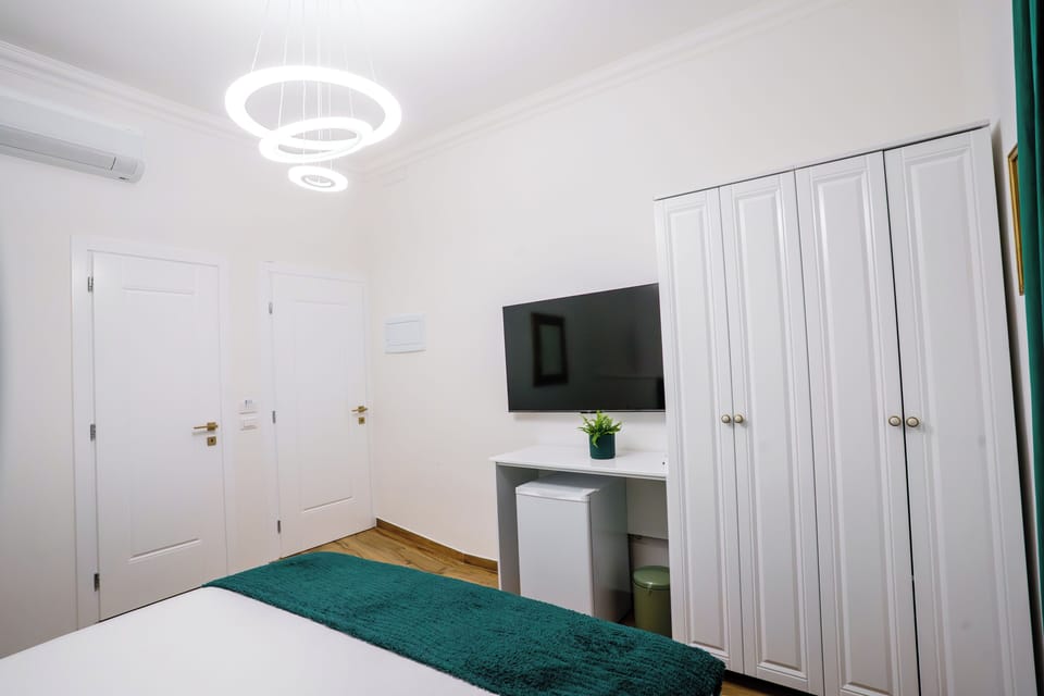 Deluxe Double Room | Iron/ironing board