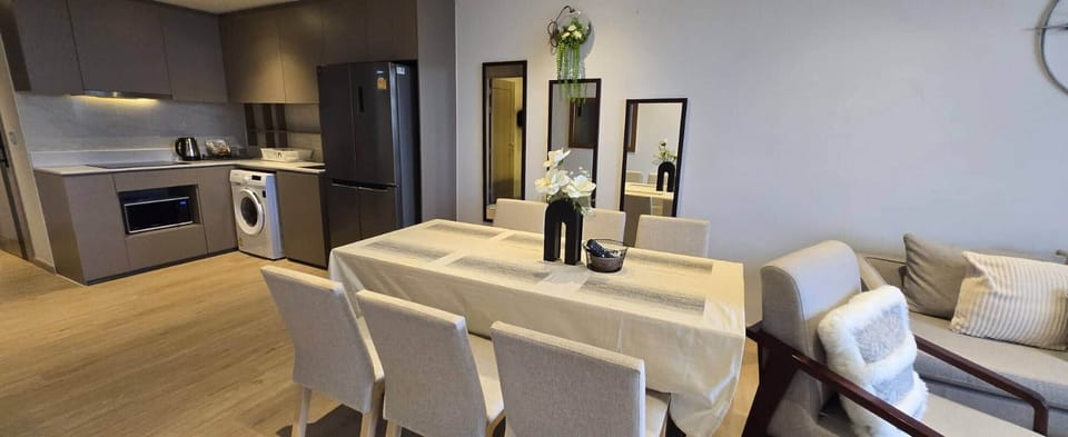 Apartment, 2 Bedrooms, Accessible, Smoking | Dining room
