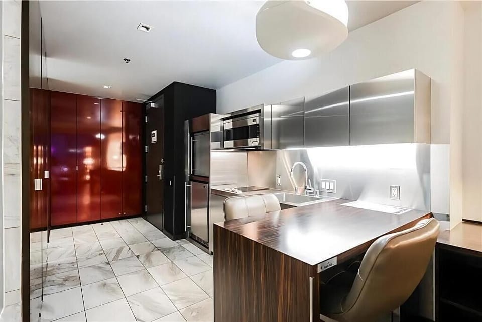 Deluxe Suite, Balcony, City View | Private kitchen | Microwave, stovetop, dishwasher, cookware/dishes/utensils