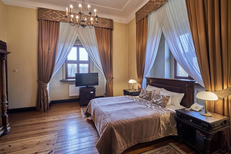 Superior Apartment | Desk, bed sheets