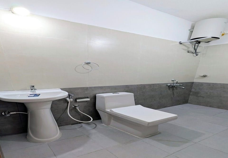 Family Room - 4 Bed | Bathroom | Free toiletries, towels