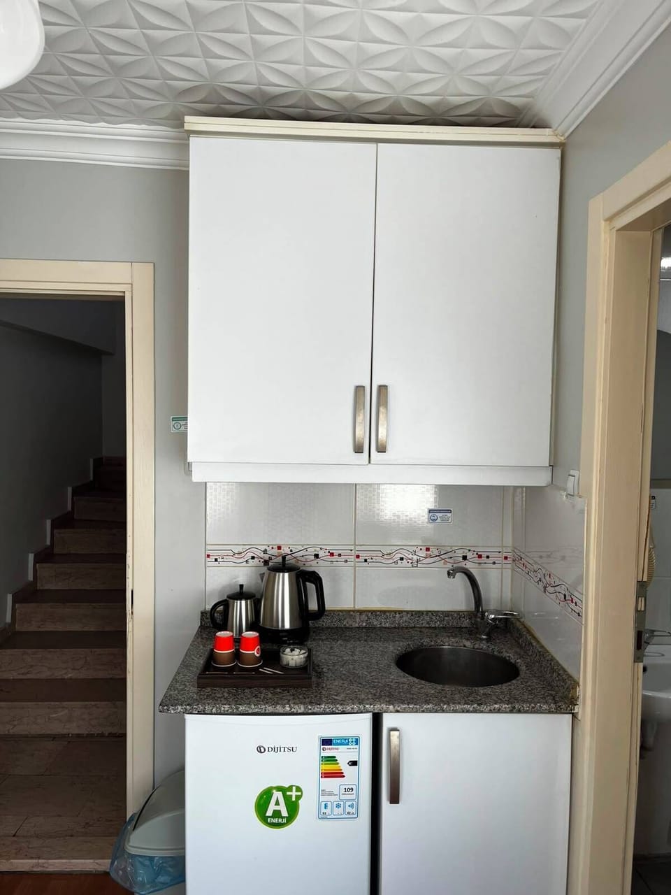 Standard Double Room, City View | Private kitchen | Coffee/tea maker, mini-fridge
